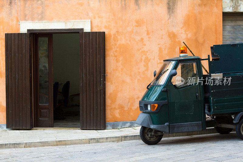 小型绿色复古卡车(Piaggio Ape)在西西里村